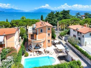 een luchtfoto van een huis met een zwembad bij Villa Bugatti DesenzanoLoft Official Partner Homes & Villas by Marriott Bonvoy in Desenzano del Garda