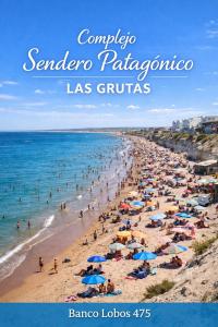 een groep mensen op een strand met de oceaan bij Sendero Patagonico in Las Grutas