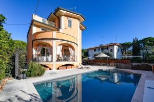 een huis met een zwembad ervoor bij Villa Bugatti DesenzanoLoft Official Partner Homes & Villas by Marriott Bonvoy in Desenzano del Garda