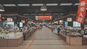 Et supermarked eller andre butikker i lejligheden eller i nærheden