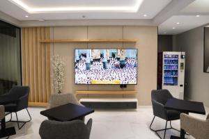 a waiting room with a tv on a wall at اجنحة نزيل in Tabuk