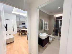 Et badeværelse på Elegantis Aventino Suite Apartment - Colosseo, Metro and Circo Massimo Nearby