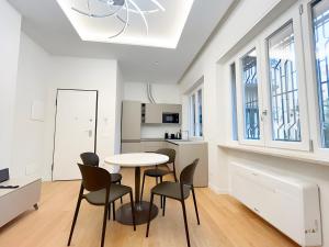 Køkken eller tekøkken på Elegantis Aventino Suite Apartment - Colosseo, Metro and Circo Massimo Nearby