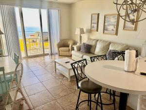 ein Wohnzimmer mit Sofa und Tisch in der Unterkunft Ocean Walk Resort - Breathtaking Ocean Front View in Daytona Beach