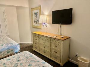ein Schlafzimmer mit einer Kommode und einem Flachbild-TV in der Unterkunft Ocean Walk Resort - Breathtaking Ocean Front View in Daytona Beach + 32 Fotos