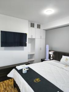 een slaapkamer met een bed met een zwart-witte deken bij Hotel Belle Maison in Chiclayo