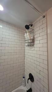 Koupelna v ubytování Modern Cozy 1BR Escape in Petworth DC Near Metro