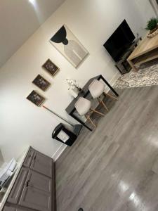 TV a/nebo společenská místnost v ubytování Modern Cozy 1BR Escape in Petworth DC Near Metro