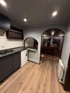 een keuken met een aanrecht en een eetkamer bij У Віти номер 5 in Synevyrsʼka Polyana