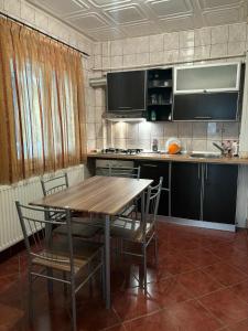 Kuchyň nebo kuchyňský kout v ubytování Apartament Ultra Central