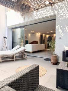 En eller flere senge i et værelse på La Villa Atlantis + 61 billeder