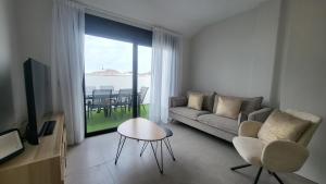 un soggiorno con un divano e un tavolo di Boulevard Getaway I a Guanarteme