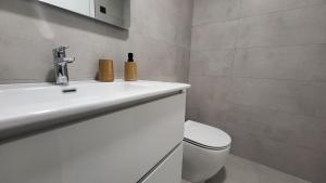 un bagno con un lavandino bianco e un water di Boulevard Getaway I a Guanarteme Altre 22 foto