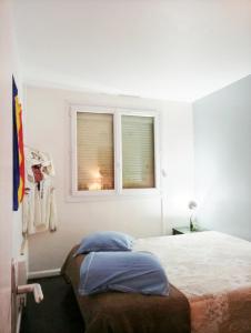 une chambre avec un lit et deux fenêtres dans l'établissement Book A Rest Paris, à Longjumeau