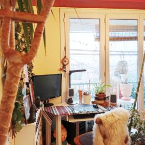 une pièce avec un bureau sur lequel se trouve un ordinateur dans l'établissement Book A Rest Paris, à Longjumeau