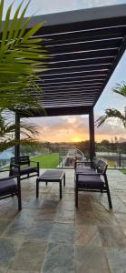 Ban công/sân hiên tại SmitAnu Villa - Where Luxury Meets Convenience!