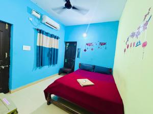 En eller flere senge i et værelse på Pihu Hotel