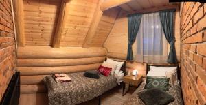 a room with a bed in a log cabin at Premiere Chalet in Vărşag