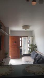 ein Schlafzimmer mit einem Bett und einer Holztür in der Unterkunft Lar Sousa Rocha in Capão da Canoa