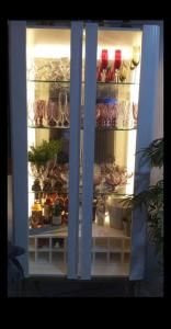 eine Glastür eines Kühlschranks voller Geschirr in der Unterkunft Lar Sousa Rocha in Capão da Canoa + 4 Fotos