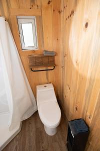 Et badeværelse på Tiny one house at Yosemite Gateway