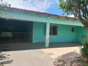 een kas met een grote garage bij Kitnet com garagem e Wi-Fi in Tramandaí