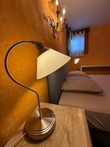 En eller flere senge i et værelse på Champfer Garden Apartment