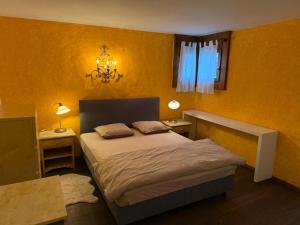 En eller flere senge i et værelse på Champfer Garden Apartment