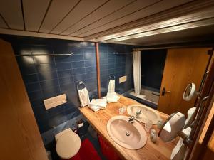 Et badeværelse på Champfer Garden Apartment