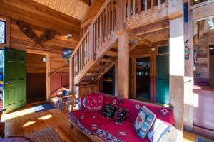 een woonkamer met een rode bank in een houten huis bij Mount Baker Rim #44 Cabin in Glacier +31 foto's