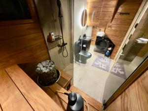 Et badeværelse på Levi Lapland Luxury Igloos C + 17 billeder