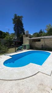 een groot blauw zwembad voor een huis bij Casa en complejo in San Roque