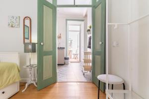 a room with a green door and a bedroom at Casa Oliveira in Lagos