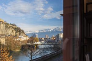 vista su un fiume con ponte e montagne di ibis Grenoble Gare a Grenoble