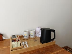 een plank met een koffiepot en koffiekopjes erop bij LUSSO Mirissa in Mirissa +13 foto's