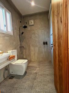 een badkamer met een toilet, een wastafel en een douche bij LUSSO Mirissa in Mirissa
