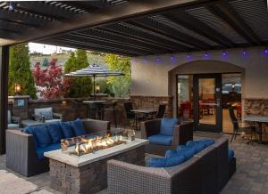 普雷斯科特普雷斯科特智选假日酒店的户外庭院设有椅子和火坑