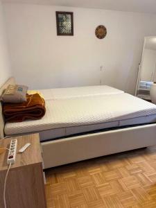 een bed in een kamer met bij Haus Heigenbrücken in Heigenbrücken