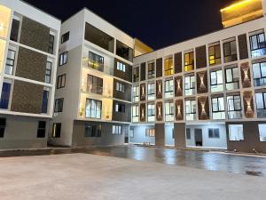 ein leerer Innenhof eines Wohnhauses bei Nacht in der Unterkunft A Serene home away from home in Damba