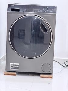 einem silbernen Mikrowellenherd auf einer Theke in der Unterkunft A Serene home away from home in Damba