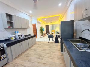 eine Küche mit Spüle und Arbeitsplatte in der Unterkunft A Serene home away from home in Damba