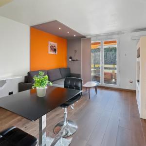 Et opholdsområde på Charmant studio avec balcon et parking privé