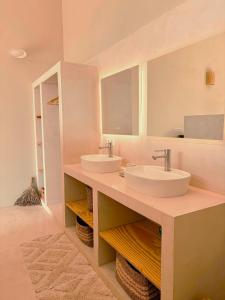 un bagno con due lavandini e due specchi di Mimosa Lodge a Girona Altre 30 foto