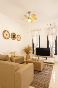 un soggiorno con divano e TV a schermo piatto di Villa Cempaka - Pemogan a Denpasar