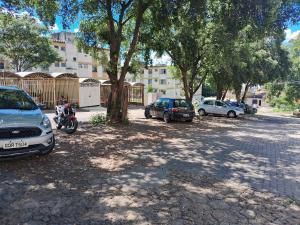 eine Gruppe von Autos auf einem Parkplatz geparkt in der Unterkunft Apto 2 quartos Grã Duquesa in Governador Valadares + 1 Foto