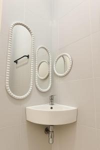 un bagno con lavandino e specchio di Villa Cempaka - Pemogan a Denpasar