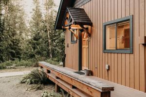 un portico su una casa con un solarium di Silver Lake #67 a Maple Falls