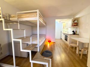 a room with two bunk beds and a kitchen at Bellavista Morgins in Troistorrents