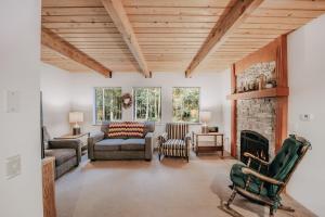 un soggiorno con divano e camino di Silver Lake #67 a Maple Falls