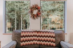 un divano in soggiorno con due finestre di Silver Lake #67 a Maple Falls